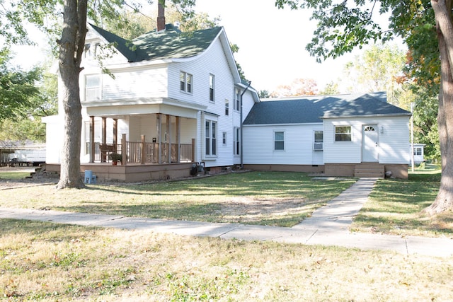 view of front of property featuring a front lawn