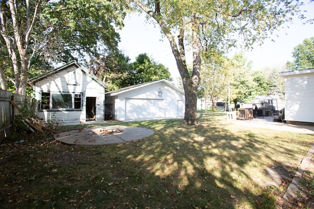 view of yard with an outdoor structure and a garage