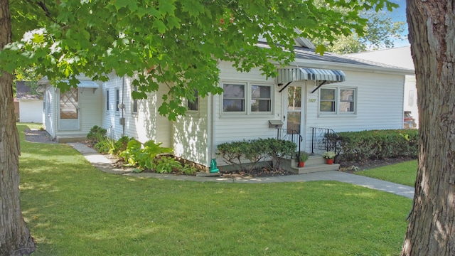 view of front of home with a front lawn