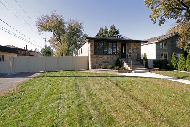 view of front of property with a front lawn