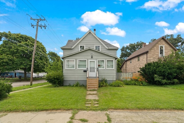 view of front of property featuring a front yard