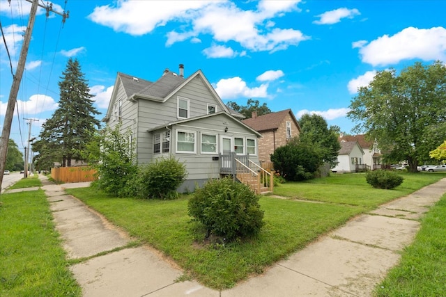 view of front facade featuring a front yard