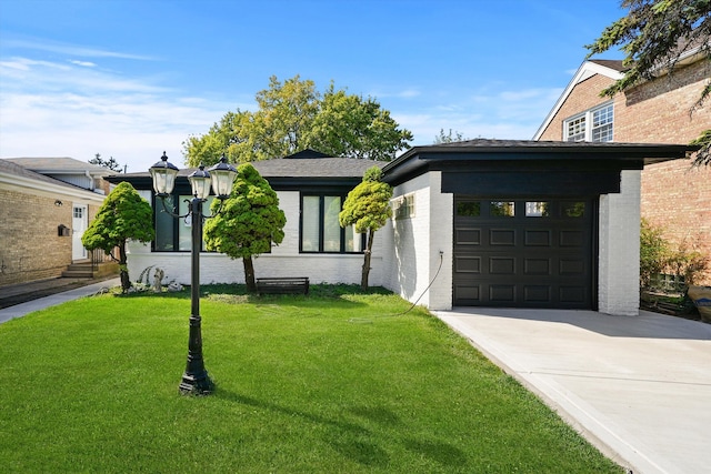 view of front of house featuring a front yard and a garage