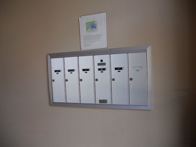 room details with a mail area