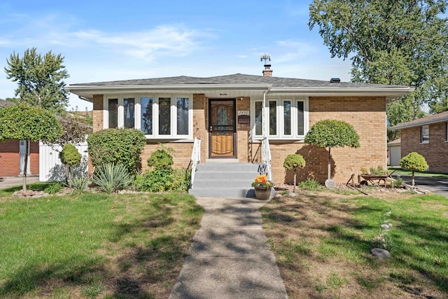 view of front facade with a front yard