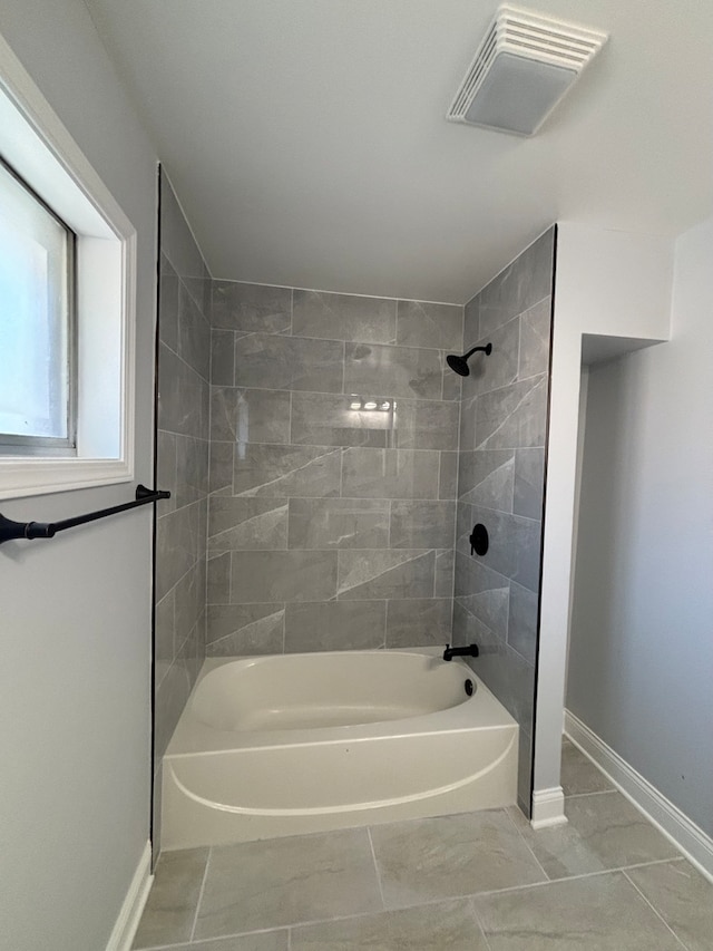 bathroom featuring tiled shower / bath