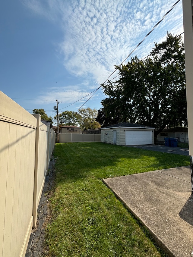 view of yard featuring a garage and an outdoor structure