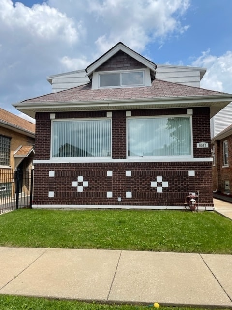 view of front of house featuring a front lawn