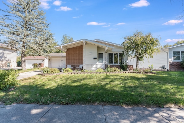 view of front of house featuring a front lawn and a garage