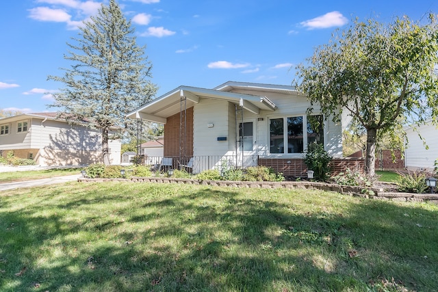 view of front of home featuring a front lawn