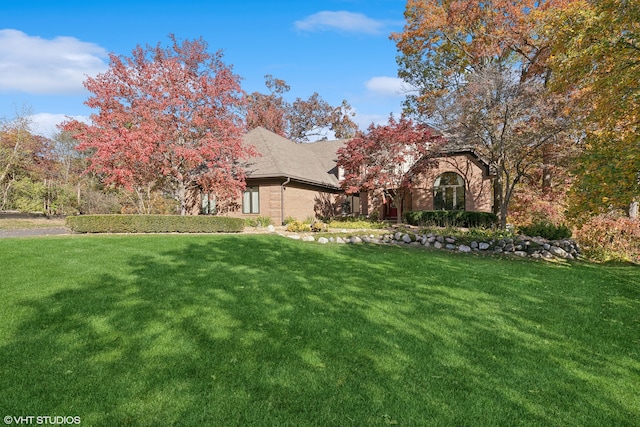 view of front of home featuring a front lawn