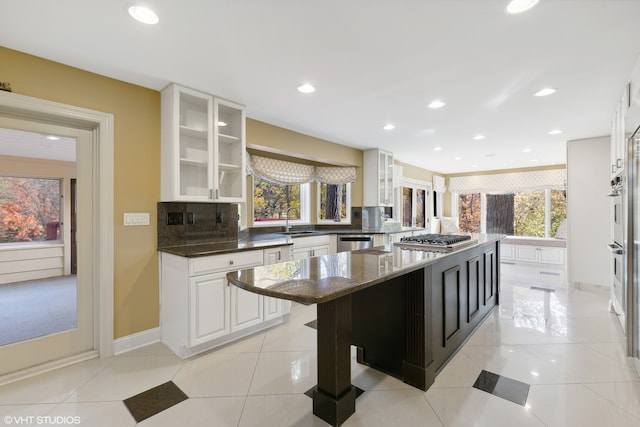 kitchen featuring stainless steel appliances, decorative backsplash, sink, and plenty of natural light