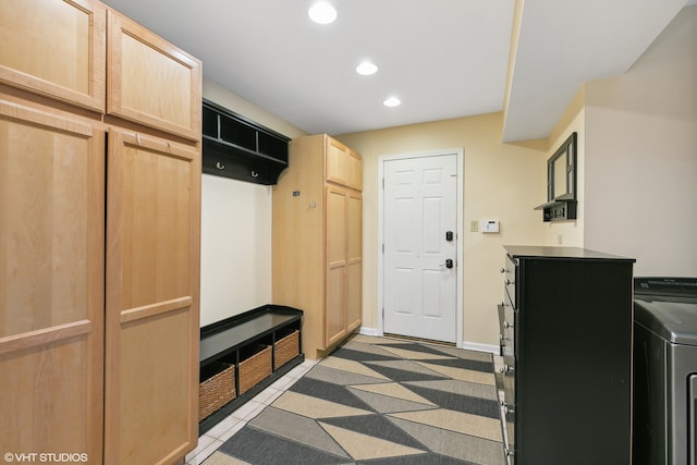 mudroom with washer / clothes dryer