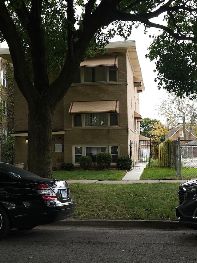 view of front of property featuring a front lawn