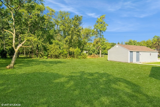 view of yard featuring an outdoor structure