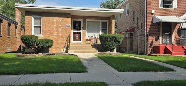 view of front of property featuring a front yard and a porch