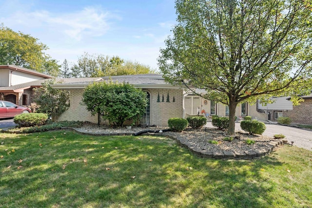 view of front of house featuring a front yard