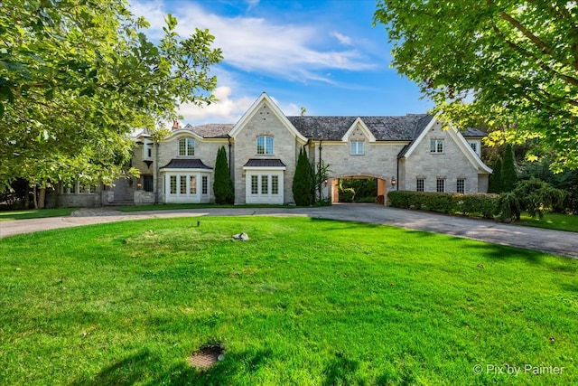 view of front of house featuring a front yard