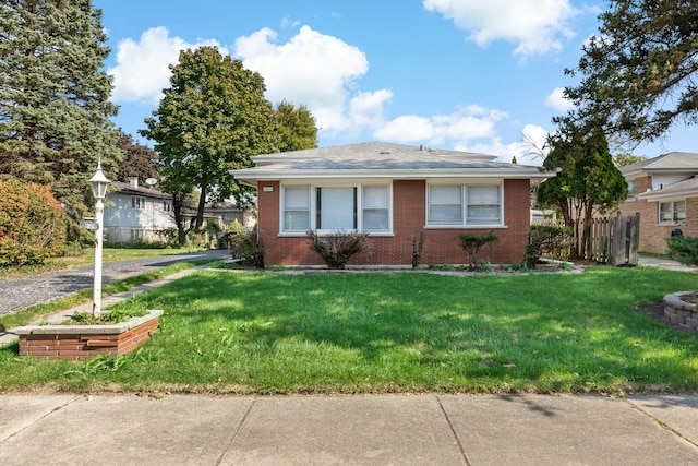 view of front of property featuring a front yard