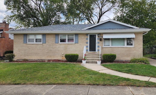 view of front of property with a front lawn