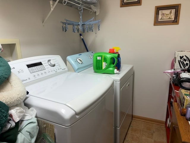 washroom featuring washing machine and clothes dryer