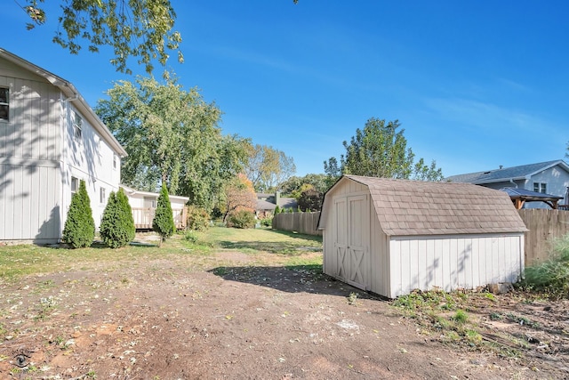 view of yard featuring a storage shed