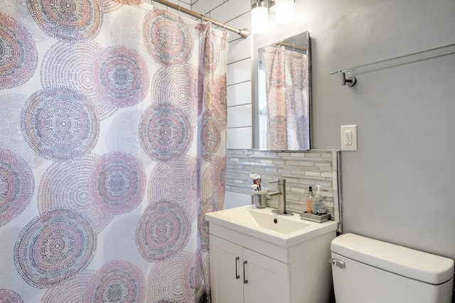 bathroom with vanity, decorative backsplash, toilet, and a shower with shower curtain