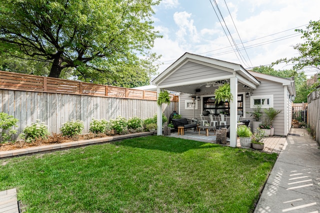 view of yard featuring outdoor lounge area and ceiling fan