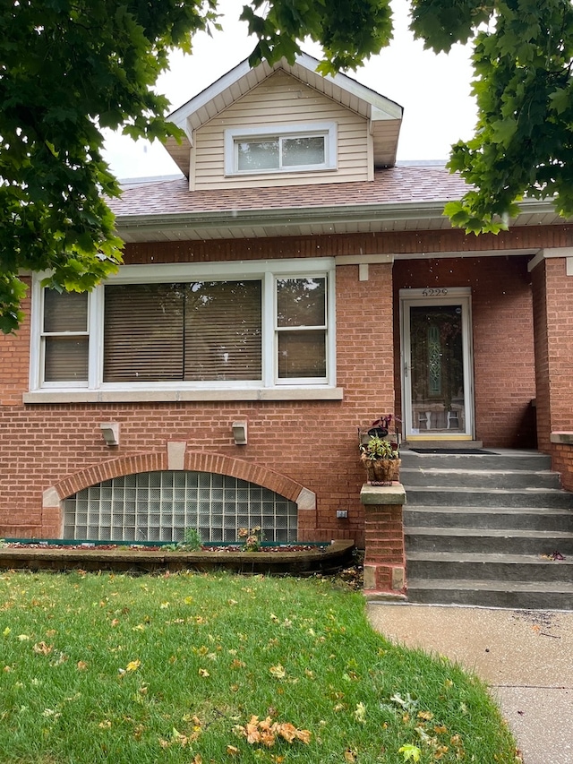 view of front facade featuring a front lawn