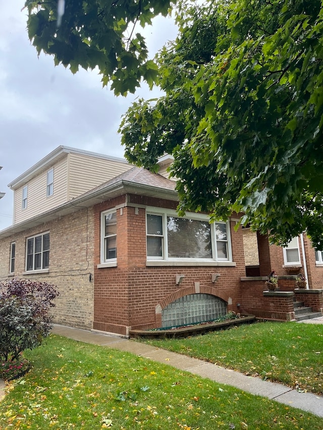 view of side of property featuring a lawn