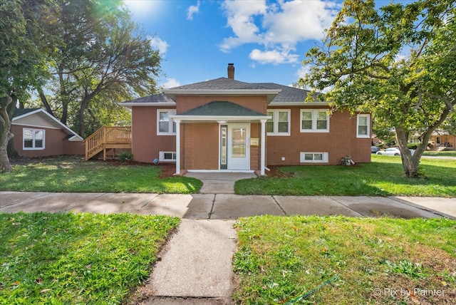 bungalow-style house featuring a front lawn