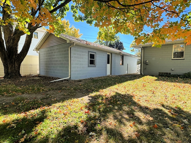 back of house featuring a lawn