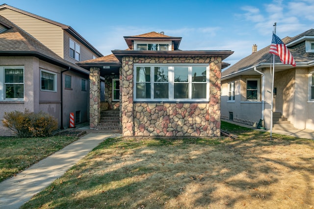 view of front of property with a front yard