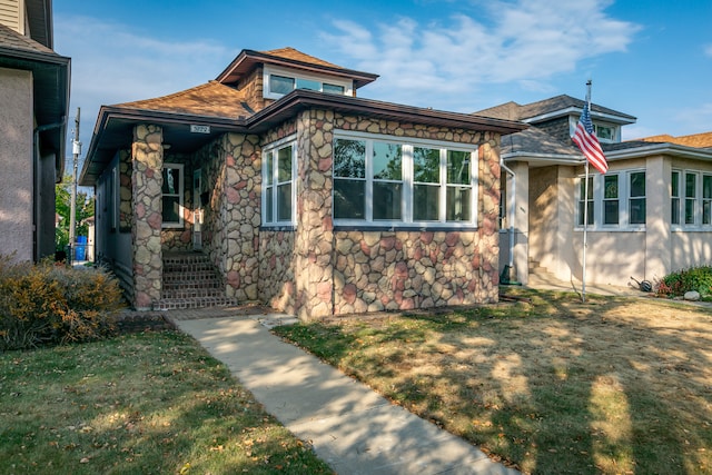 view of front of home featuring a front yard