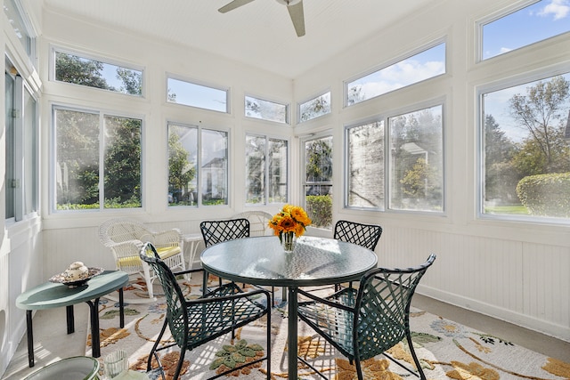 sunroom with ceiling fan