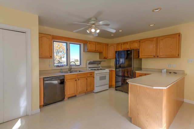 kitchen with ceiling fan, black appliances, sink, and kitchen peninsula