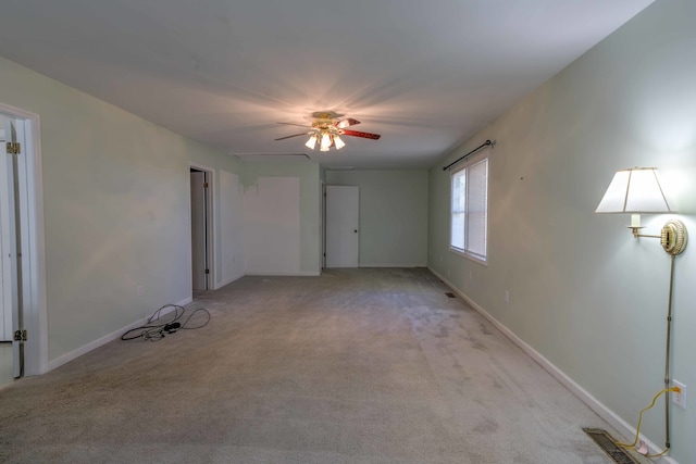 unfurnished room with light carpet and ceiling fan