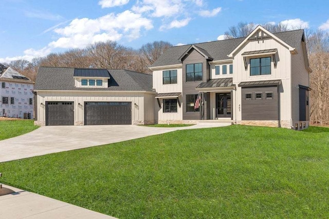 view of front of property featuring a front yard and a garage