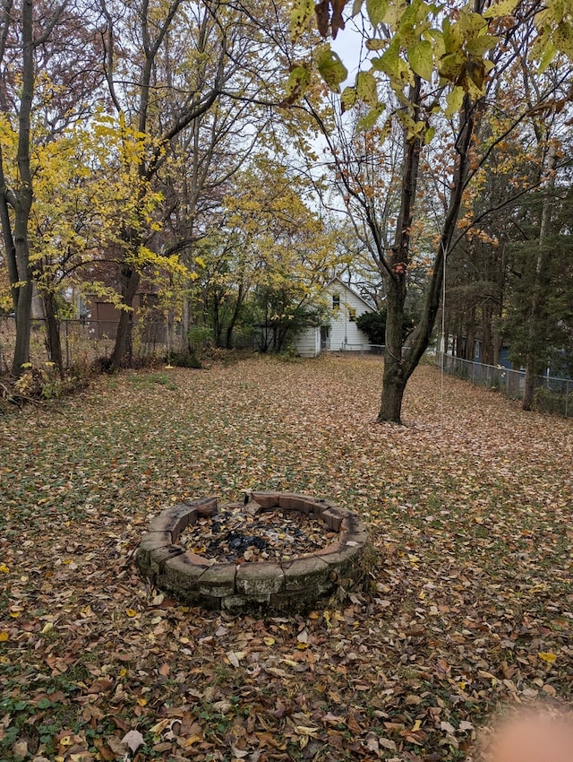 view of yard featuring a fire pit