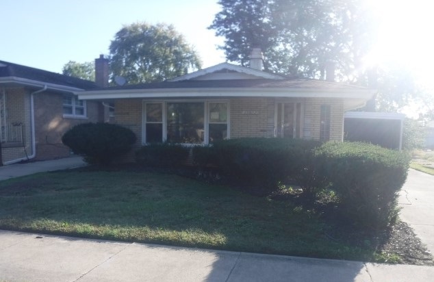 view of front of home featuring a front yard