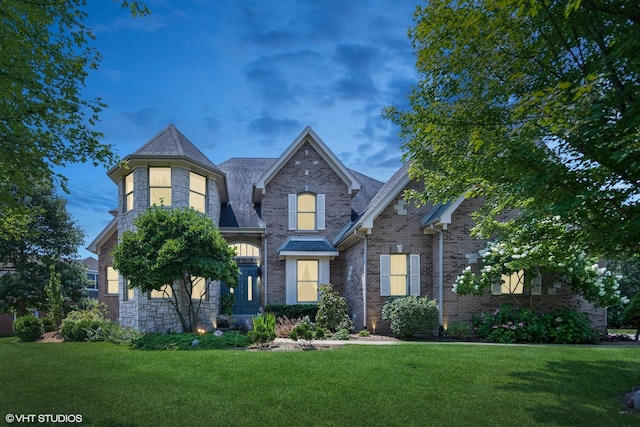 view of front of property featuring a front lawn