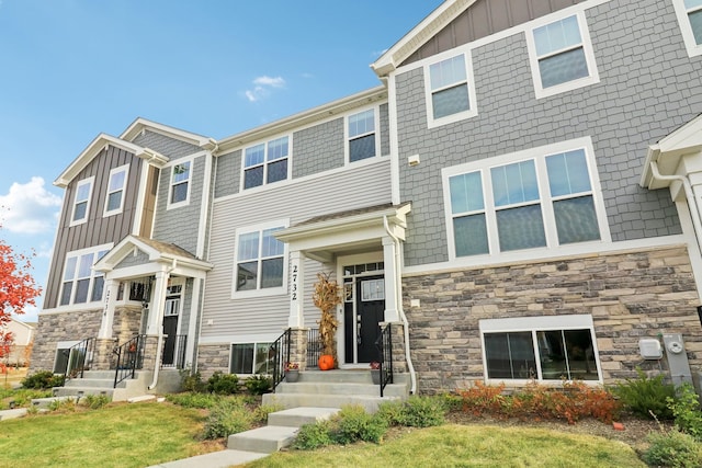 view of front of house featuring a front yard