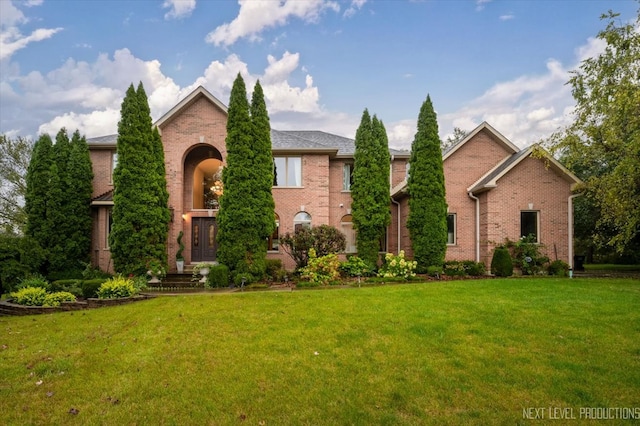 view of front of property featuring a front yard