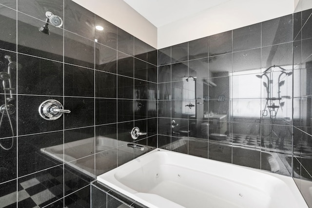 bathroom with tiled shower / bath