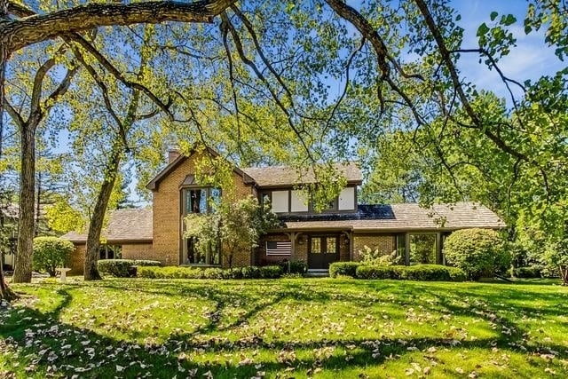 view of front of house with a front lawn