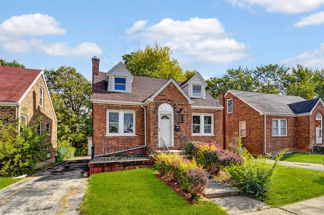 view of front of house featuring a front yard