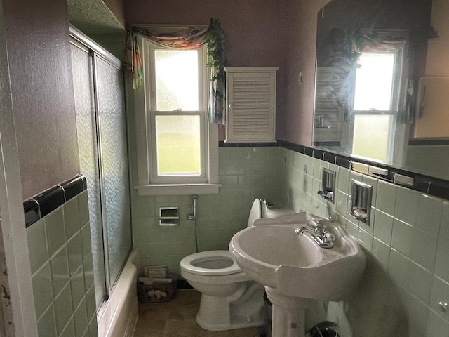 2521 Seminary Ave, Des Plaines, IL 60016 - full bath with healthy amount of natural light, tile walls, and wainscoting