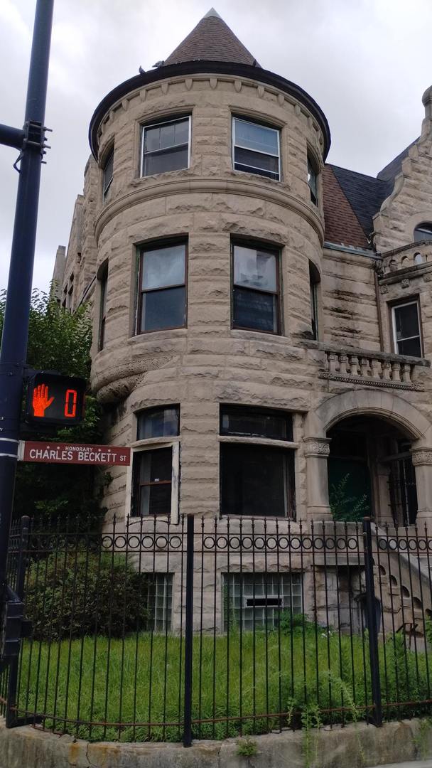 view of front facade featuring a fenced front yard