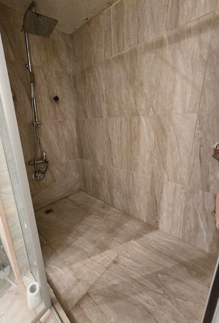 bathroom featuring tiled shower