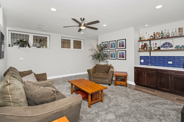 living room featuring hardwood / wood-style floors, indoor wet bar, and ceiling fan